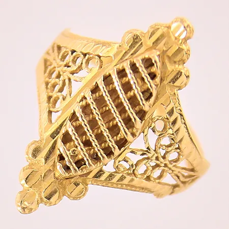 Ring med genombruten dekor, stl 18, bredd 2,5-24mm, 21K Vikt: 4 g