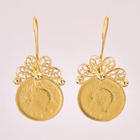 Ett par örhängen med mynt samt genombruten dekor, 36x16mm, skeva, ostämplade, 18K Vikt: 6,3 g