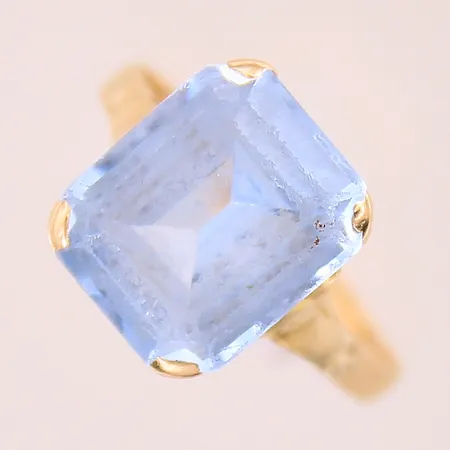 Ring med blå sten, stl 16¾, bredd 2-12mm, skadad sten, skev, 18K Vikt: 3,3 g