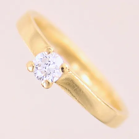 Ring med en briljantslipad diamant ca 0,20ct, stl: 16, bredd: 2,4-3,8mm, gravyr, 18K  Vikt: 2,9 g