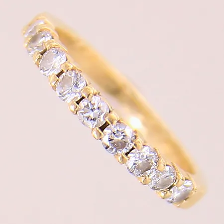 Ring halvallians med briljantslipade diamanter 9 x ca 0,04ct, stl: 15½, bredd: 2-2,5mm, gravyr, 18K  Vikt: 2,4 g