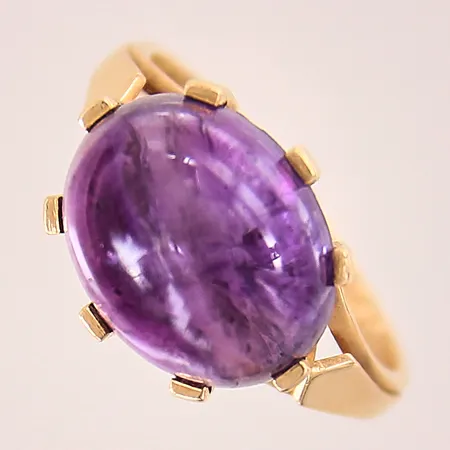 Ring med lila sten troligen ametist, stl: 18½, bredd: 2,3-12,6mm, sliten sten, 18K  Vikt: 5,6 g