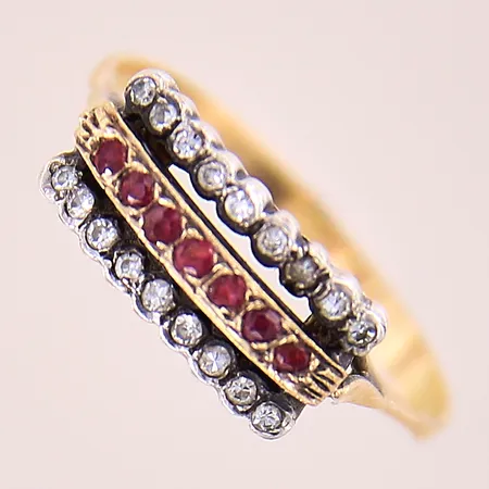 Ring med troligen röda rubiner samt diamanter 18 x ca 0,01ct, stl: 20, bredd: 2,3-7mm, sliten fattning, fattning i silver, något skev skena, 18K  Vikt: 2,8 g