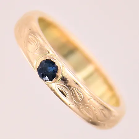 Ring med blå sten, stl: 18½, bredd: 4,4mm, 14K  Vikt: 6,7 g