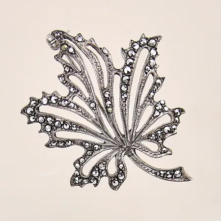 Brosch med markasiter, 42x36mm, silver 935/1000 Vikt: 6,7 g