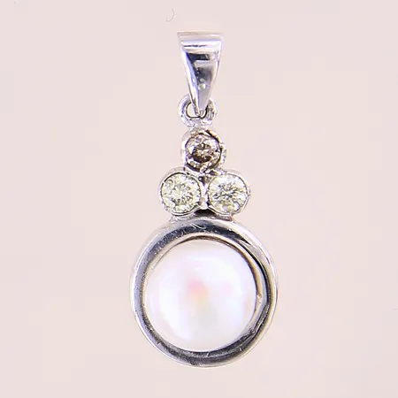 Hänge med diamanter 3 x ca 0,03-0,05ct samt odlad sötvattenspärla Ø7,7mm, skadade infattningar, vitguld, 18K Vikt: 2,9 g
