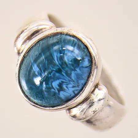 Ring med blå sten, stl: 18¾, bredd: 4,7-12,9mm, silver 925/1000 Vikt: 5,6 g