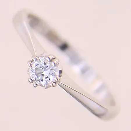 Ring med diamant ca 0,20ct, stl 16¾, bredd 2-4,7mm, GFAB, vitguld, 18K Vikt: 2,5 g