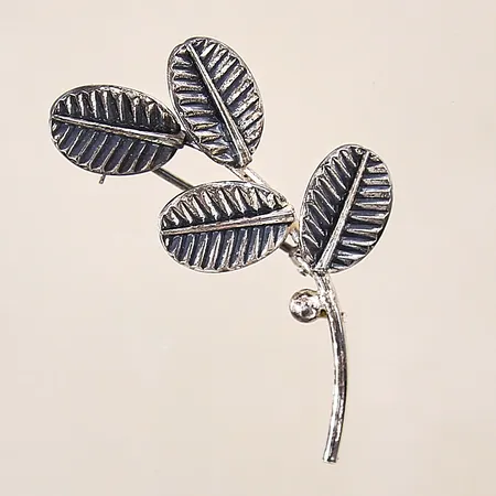 Brosch med bladdekor, längd: 45mm, bredd: 1,5-9mm, silver 830/1000 Vikt: 5 g