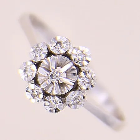 Ring med 8/8-slipade diamanter 1 x ca 0,01ct 8 x ca 0,005ct, stl 17, bredd 1,6-9mm, vitguld, 18K  Vikt: 1,9 g