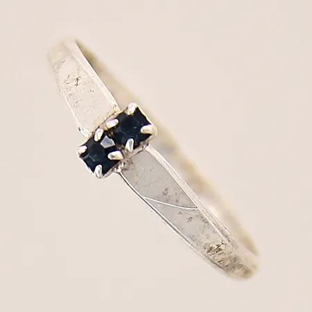 Ring med blå stenar, stl: 16¾, bredd: 1,9-4,5mm, silver 830/1000 Vikt: 0,8 g