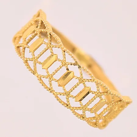 Ring med genombruten dekor, stl 17, bredd 1,7-6,6mm, skev, 21K Vikt: 1,5 g