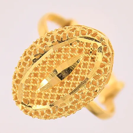 Ring med genombruten dekor, stl 17, bredd 3-15,5mm, ställbar skena, ostämplad, 18K Vikt: 2,1 g