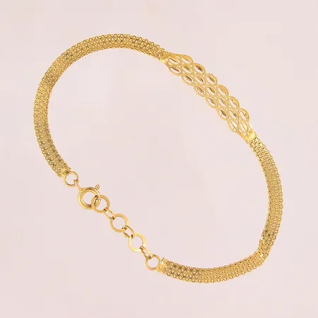 Armband med genombruten dekor, längd 17-19cm, bredd 3,8-7,6mm, ojämnheter, skadad, 21K Vikt: 4,1 g