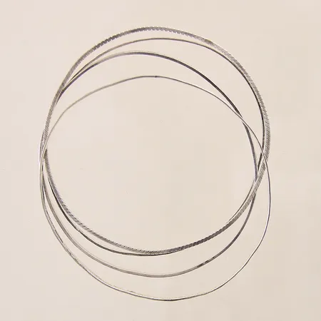 Fyra Armringar, Ø65mm, bredd: 1,1-2,1mm, skeva, silver 835/1000 Vikt: 13,2 g