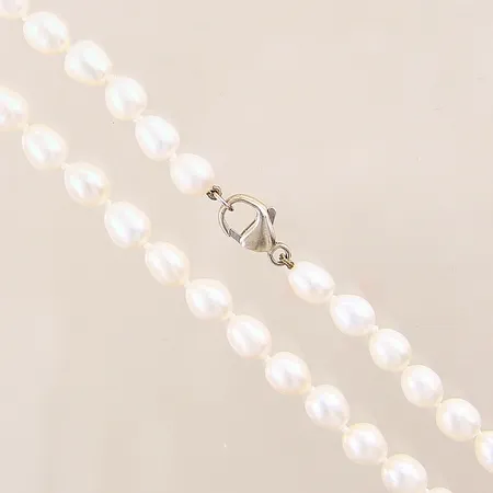 Collier med imitationspärlor, längd: 47cm, bredd: 5,7mm, lås i silver, 925/1000 bruttovikt: 21,5g Vikt: 21,5 g