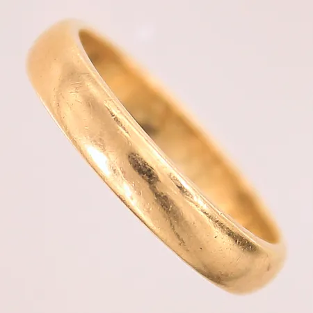 Ring, stl: 18½, bredd: 4mm, gravyr, 18K  Vikt: 5,4 g