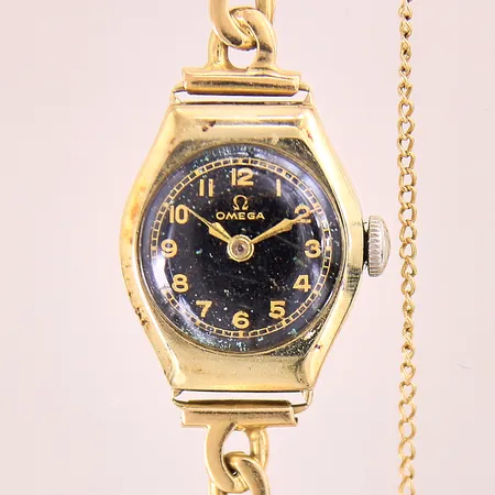 Damur Omega, Ø18mm, manuell,  längd: ca 21,5cm, säkerhetskedja, defekt tavla, oxiderad, länk 18K, boett 14K, bruttovikt: 19,6g