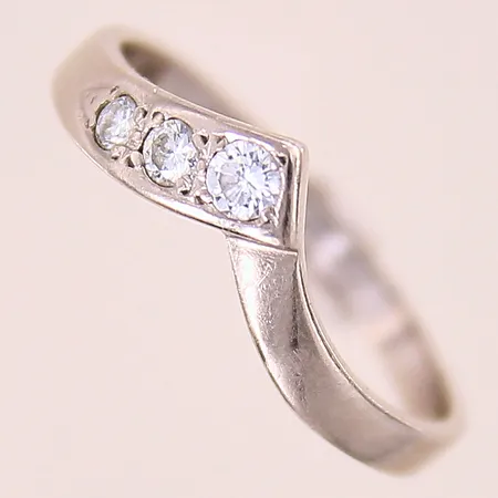Ring med diamanter 0,20ctv enligt gravyr, stl: 19, bredd: 2,3-4,3mm, något skev, vitguld, 18K  Vikt: 3,2 g