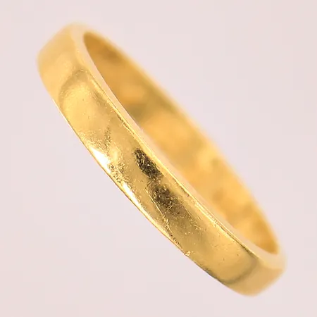 Ring, stl: 19¼, bredd: 3,5mm, gravyr, 23K  Vikt: 5,1 g