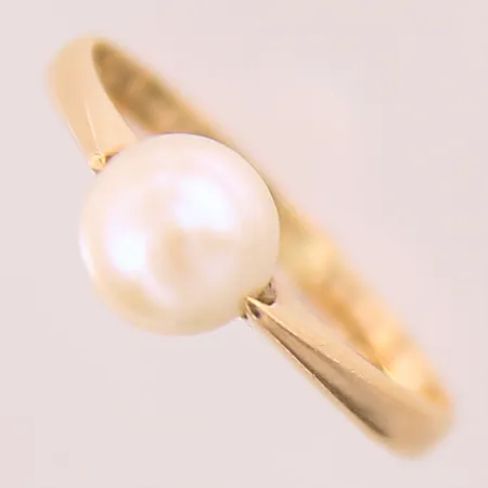 Ring med odlad pärla, stl: 18, bredd: 2-6,8mm, gravyr, 18K  Vikt: 2,3 g