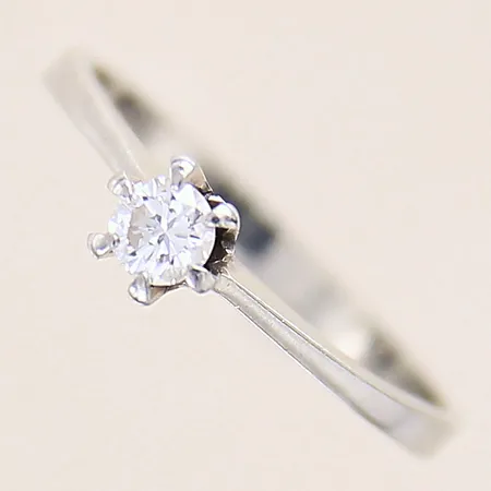 Ring med en briljantslipad diamant 0,18ctv enligt gravyr, stl: 17¾, bredd: 2,2-4,7mm, vitguld, 18K  Vikt: 2,1 g