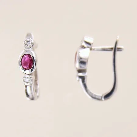 Ett par örhängen med troligen röda rubiner samt diamanter 2 x ca 0,03ct vardera, längd: 14mm, bredd: 2,4-4,4mm, ostämplad vitguld, 14K  Vikt: 3,6 g
