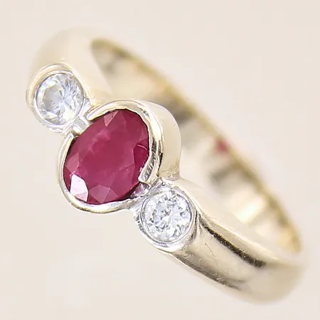 Ring med troligen röd rubin samt briljantslipade diamanter 2 x ca 0,08ct, stl: 16¾, bredd: 2,9-7,2mm, ostämplad vitguld, behov av omrodiering, 18K  Vikt: 5 g