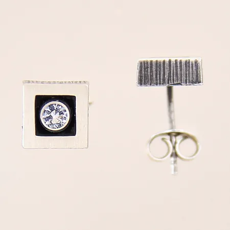 Ett par örhängen med vita stenar, Ø7,5mm, ena stift något skevt, omaka snurrebussar, silver 925/1000 Vikt: 2,4 g