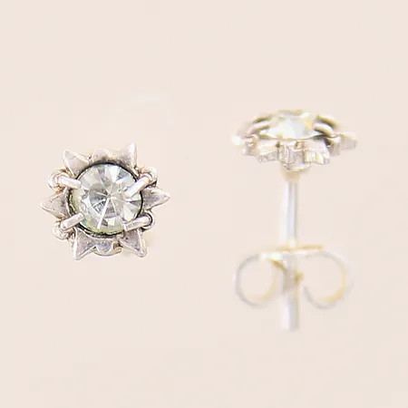 Ett par örhängen med vita stenar, Ø7mm, silver 835/1000 Vikt: 1,2 g