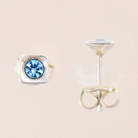 Ett par örhängen med blå stenar, Ø4,8mm, silver 830/1000 Vikt: 0,8 g