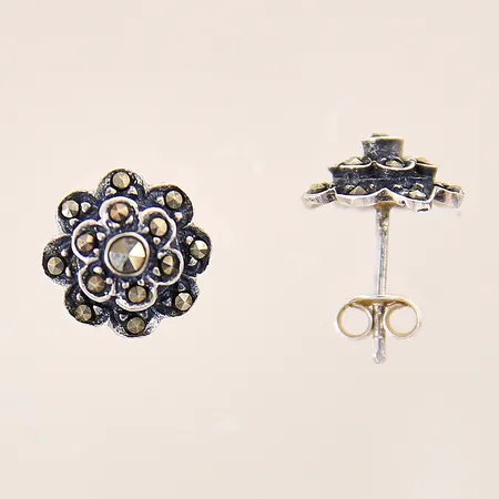 Ett par örhängen med markasiter, Ø11,2mm, silver 925/1000 Vikt: 2,8 g