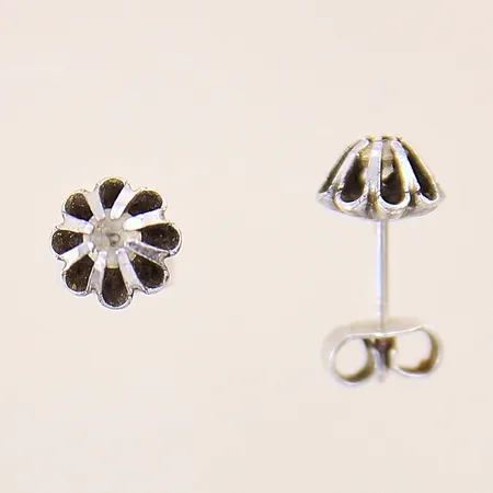 Ett par örhängen med vita stenar, Ø7mm, silver 830/100 Vikt: 1,2 g