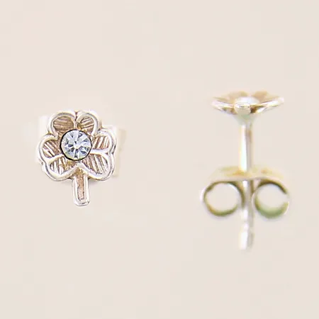 Ett par örhängen med vita stenar, Ø5,4mm, silver 830/1000 Vikt: 0,6 g