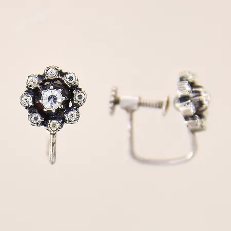 Ett par örhängen med vita stenar, Ø9,5mm, skruvlås, silver 830/1000 Vikt: 3,1 g