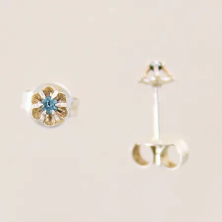 Ett par örhängen med blå stenar, Ø4,6mm, silver 830/1000 Vikt: 0,6 g