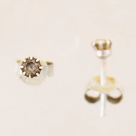 Ett par örhängen med vita stenar, Ø3,4mm, silver 830/1000 Vikt: 0,5 g