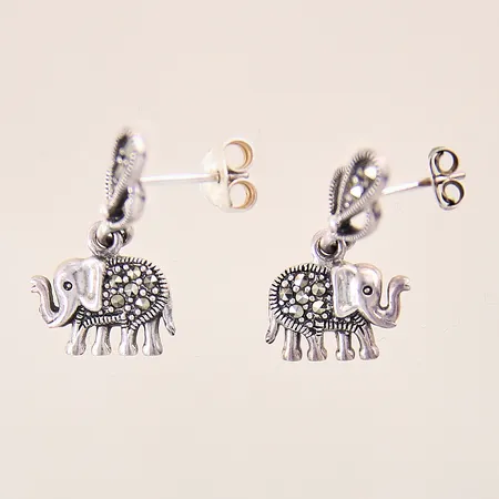 Ett par örhängen Elefanter med markasiter, längd: 22mm, bredd: 4,3-12,1mm, silver 925/1000 Vikt: 3,7 g