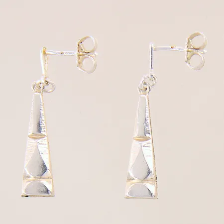 Ett par örhängen, längd: 26mm, bredd: 2,2-5mm, silver 925/1000 Vikt: 1,6 g