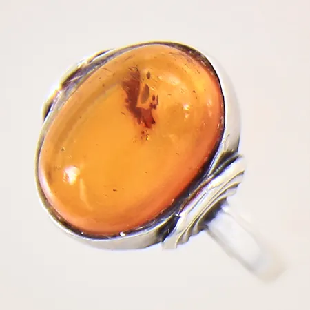 Ring med bärnsten, stl: 18, bredd: 2,3-15,4mm, silver 925/1000 Vikt: 3,9 g