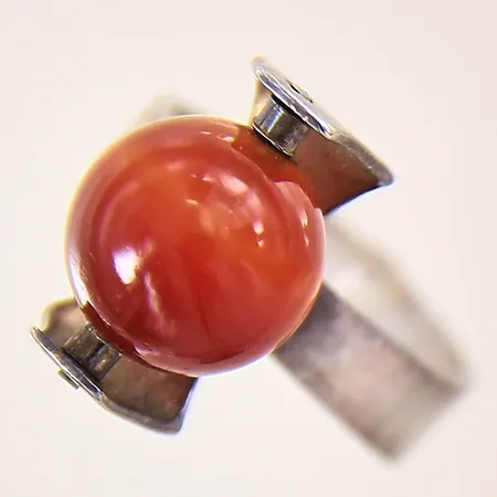 Ring med röd kula, stl: 15¼, bredd: 5,4-14mm, silver 925/1000 Vikt: 75 g