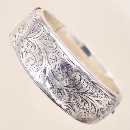 Armring, Ø61,5mm, bredd: 24,2mm, säkerhetskedja, gravyr, silver 830/1000 Vikt: 41,6 g