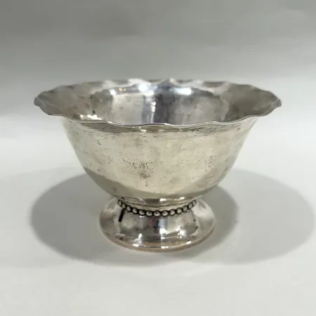 Skål, höjd: 11,5cm, bredd: 18cm, gravyr, silver 830/1000 Vikt: 221,3 g