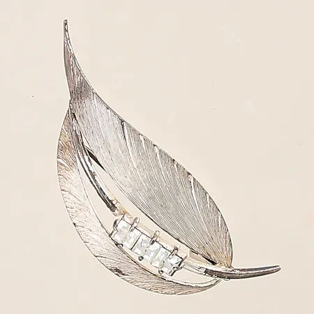 Brosch med vita stenar, längd: 56mm, bredd: 1,8-23mm, silver 835/1000 Vikt: 7,1 g