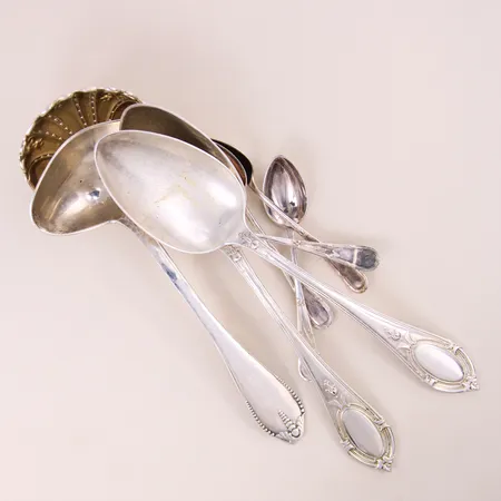 Diverse silverbestick, silver 830/1000 Vikt: 275,5 g