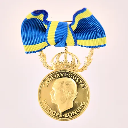 Medalj, Ø27mm, Carl XVI Gustaf, Sveriges Konung, För nit och redlighet i rikets tjänst, mynt 23K, krona i 18K, personlig gravyr, tygband, bruttovikt: 16,0g Vikt: 16 g