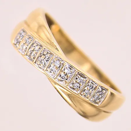 Ring med 8/8-slipade diamanter 18 x ca 0,005ct, stl 18, bredd 2,6-6mm, GFAB, 18K Vikt: 3,1 g