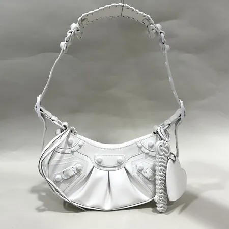 Väska, Balenciaga La Cagole, vit lammskinn samt latex, vita beslag, mått: 24,5 x 15 x 8 cm, modellnummer: 671309/ 2AAN4, serienummer: (671309) 9001-0-562481, kvitto från NK 2024, dustbag. 