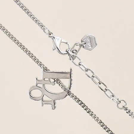 Collier, Dior Oblique Pendant Necklace, längd: 50,5-55,5cm, bredd: 2,8-18cm, vit metall med vita stenar, referensnummer: N1284HOMMT_D000, inga tillbehör. 