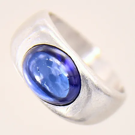 Ring med troligen blå safir, stl: 16, bredd: 3,5-9mm, ojämn skena, Platina, vikt 10,4g.